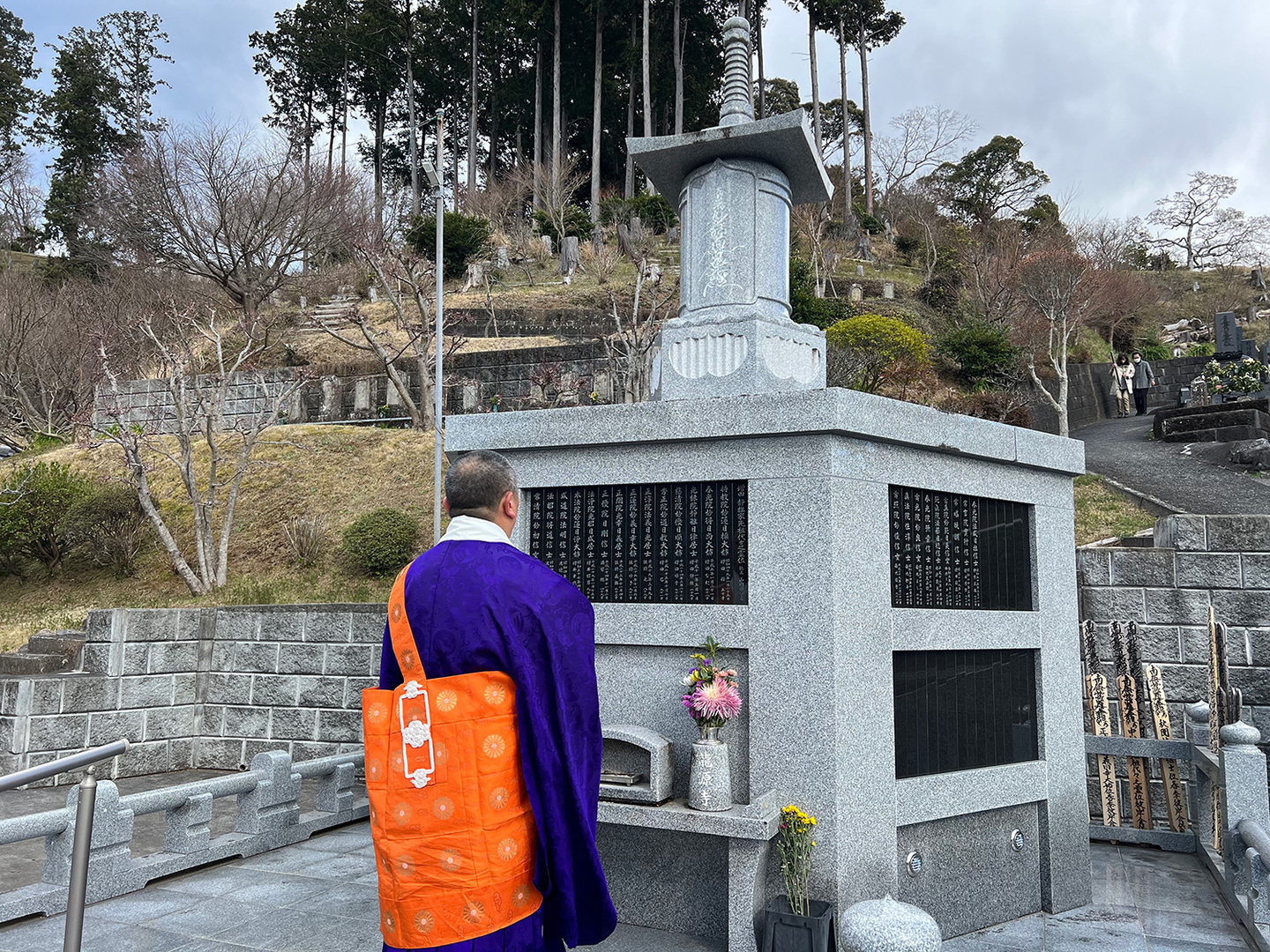 永代供養塔と龍源寺の住職