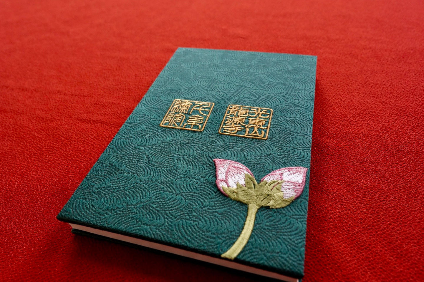 龍源寺で2026年に咲いた幻の蓮、双頭蓮（そうとうれん）のつぼみを刺繍にてデザイン