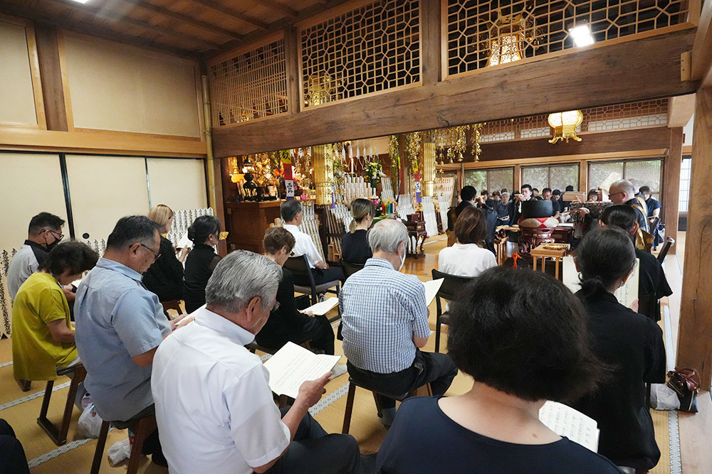 静岡県伊豆の国市大仁の龍源寺（りゅうげんじ）のお盆のお施餓鬼法要の参列者