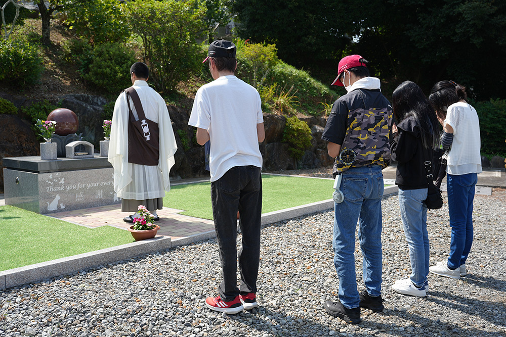 静岡県伊豆の国市大仁の龍源寺（りゅうげんじ）のペット供養墓でのペットの納骨の様子