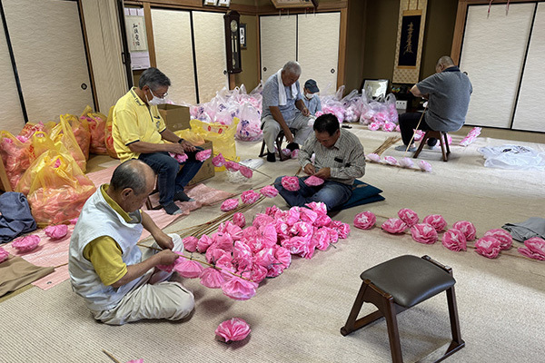 龍源寺の御会式の準備：桜作り