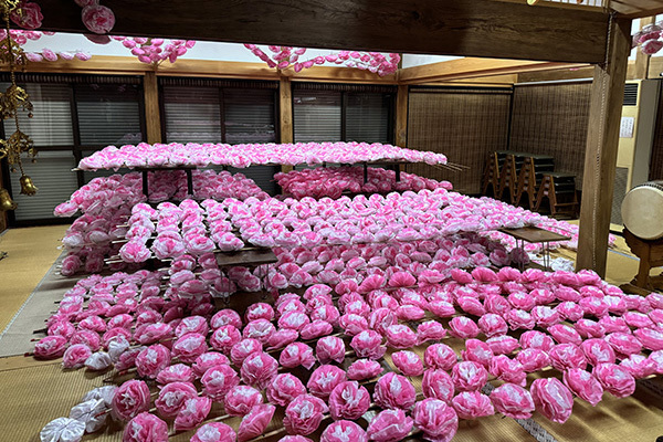 龍源寺の御会式の準備：皆さんでつくった桜の花